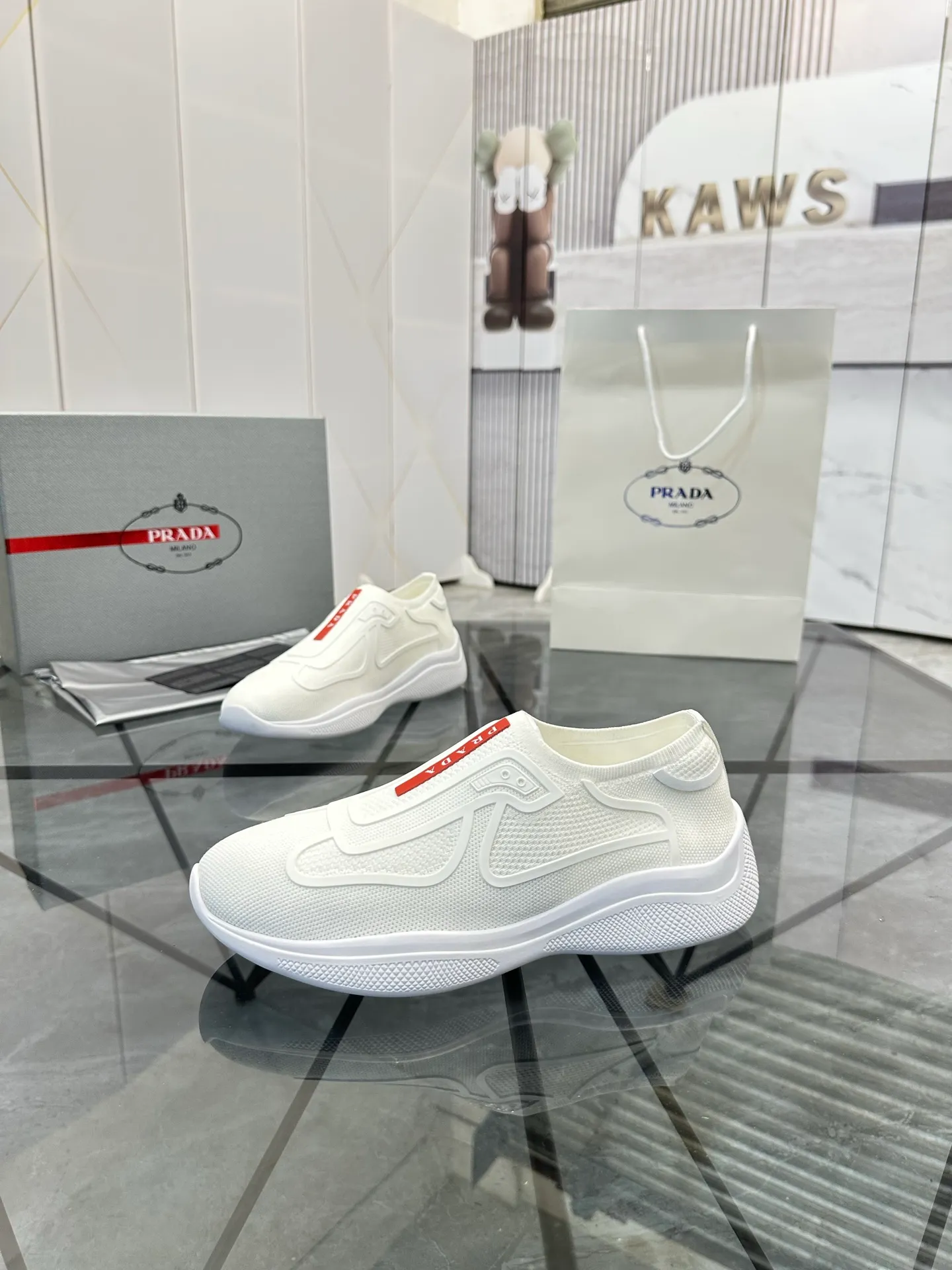 Men's shoes: 💰P460¥ High-end top quality Product trademark: Prada *"Prada*" low-top casual shoes Regular size: 38-45 (can be customized to 46) Product materials: imported original breathable fly knit upper, breathable lining, original outsole. No.: 001
